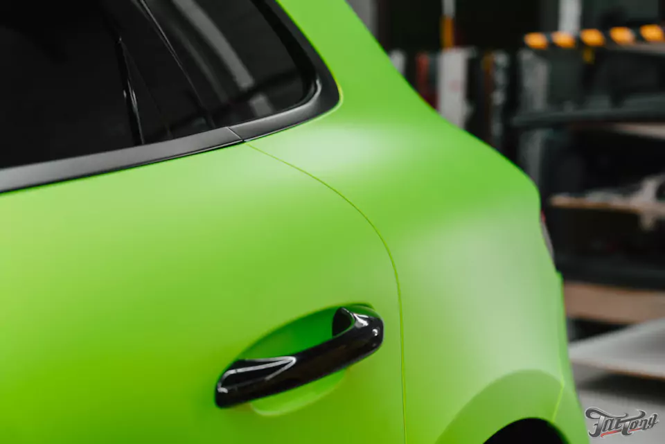 Оклеили Porsche Macan ярко-салатовым винилом и забронировали матовым полиуретаном, окрасили диски в черный глянец, установили ремни безопасности в цвет пленки (напечатали цвет!)